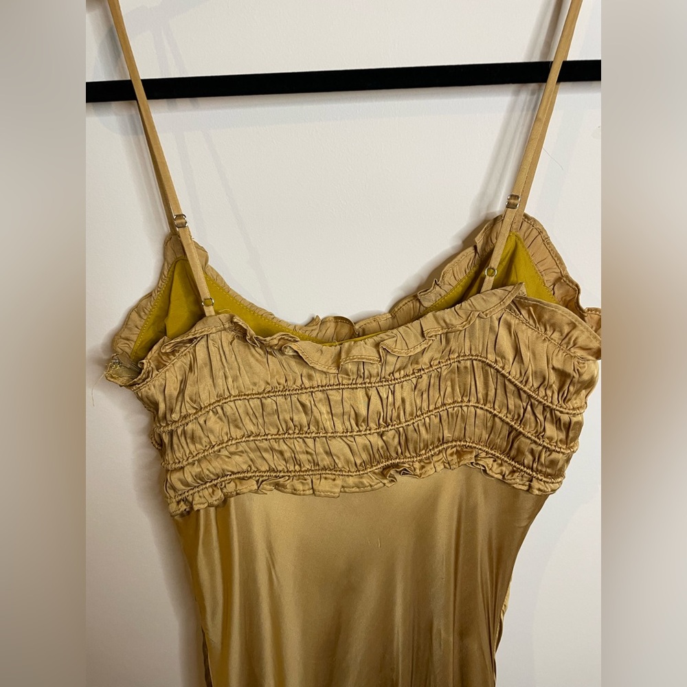 NWT ASTR The Label Zola Smocked Midi Dress in Antique Gold - Picture 9 of 12